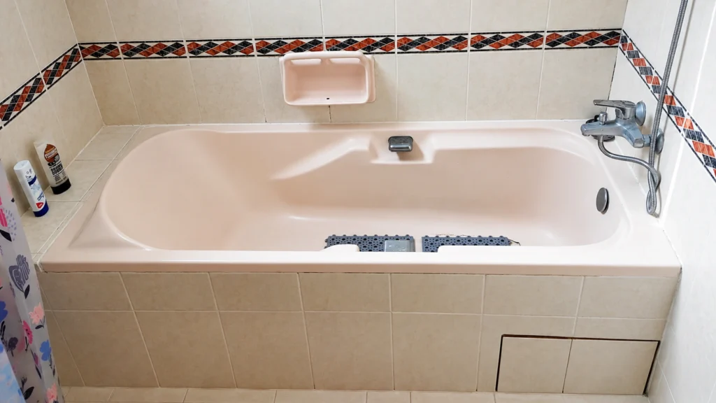 Bathtub before replacement