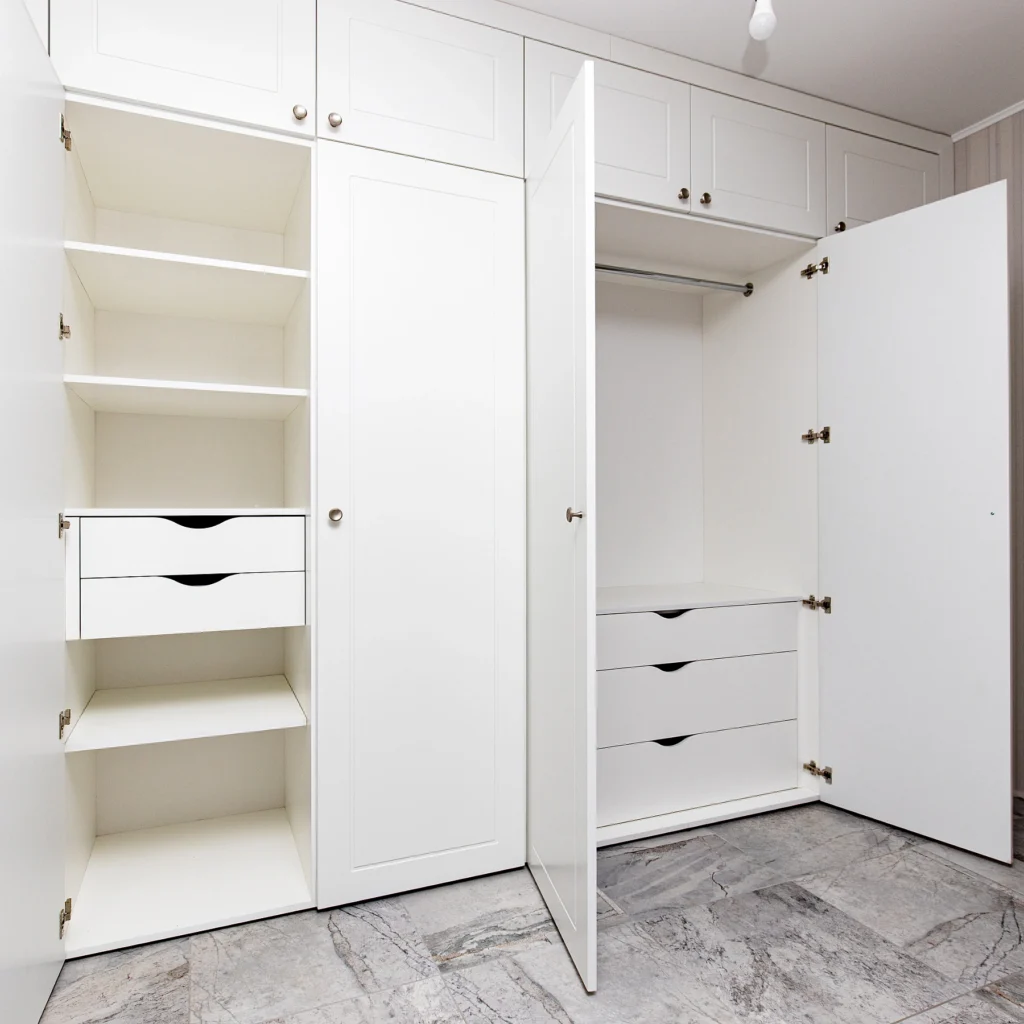 Wardrobe hinge